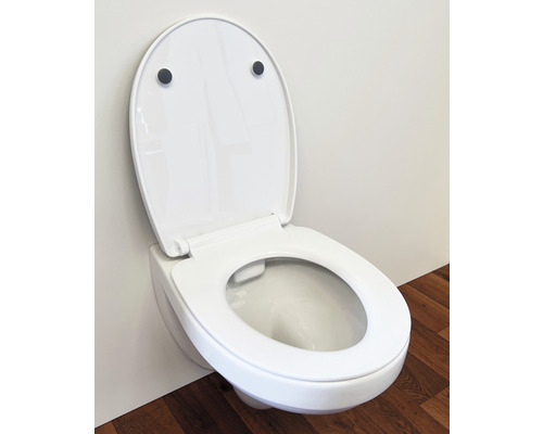 Wand-Tiefspültoilette mit offenem Spülrand und WC-Sitz