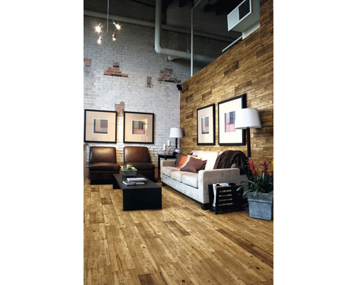 Wohnzimmer mit Holzboden, Couch, Sesseln und dekorativen Elementen