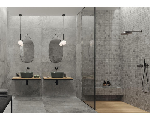 Modernes Badezimmer mit grauen Fliesen, Waschtischen, Spiegeln und Duschkabine.