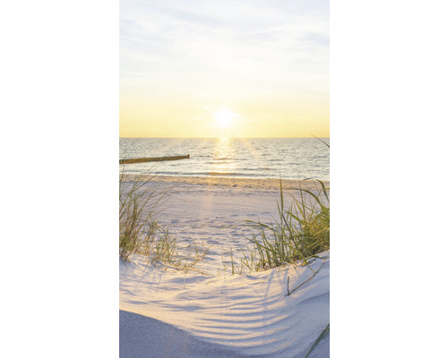 Sonnenaufgang am Strand mit Düne und Meer