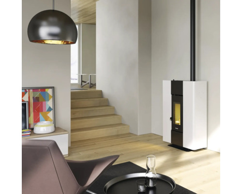 Wohnzimmer mit Pelletofen, Lampe und Treppe