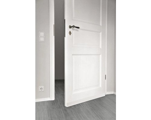 Geöffnete weiße Innentür mit Türgriff