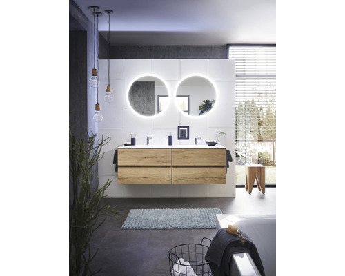 Helles Badezimmer mit Doppelwaschtisch, zwei runden Spiegeln mit Hintergrundbeleuchtung und moderner Beleuchtung