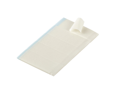 Mehrere medizinische Wundverbände auf einer Unterlage