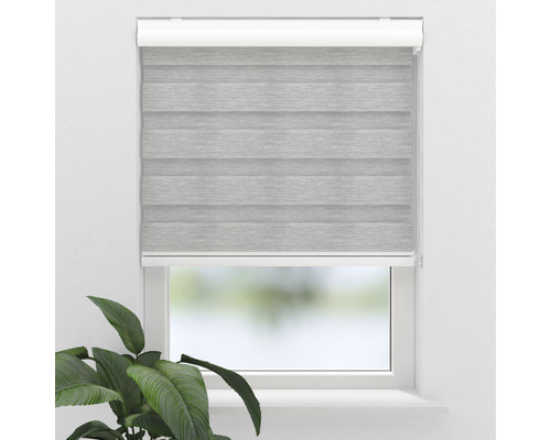 Graues Doppelrollo am Fenster zur Lichtregulierung
