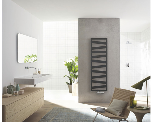 Helles Badezimmer mit Waschtisch, Spiegel, Handtuchwärmer und Sitzgelegenheit.