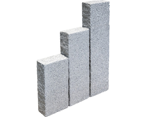 Drei graue Betonsteine in unterschiedlicher Höhe