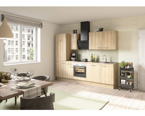 Helle Küche mit Esstisch und Stühlen in einem Wohnraum