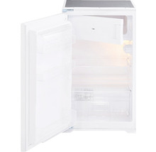 Geöffneter, kleiner, weißer Kühlschrank mit Regalen und Gefrierfach