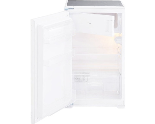 Offener, weißer Kühlschrank mit Regalen