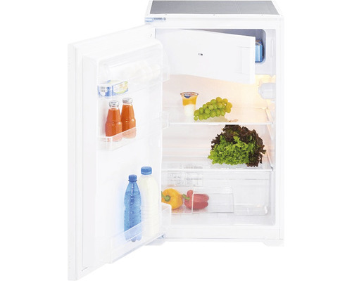 Geöffneter Kühlschrank gefüllt mit Lebensmitteln wie Getränken, Obst und Gemüse.