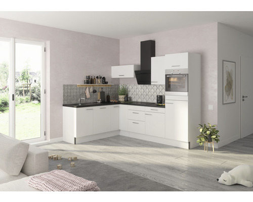 Helle Küche mit weißen Schränken, Dunstabzugshaube und Spüle