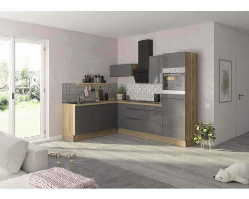 Moderne Küche mit grauen Fronten, hölzernen Arbeitsplatten und schwarzer Dunstabzugshaube in einem hellen Raum.