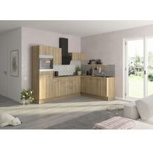 Moderne Küche mit Holzfronten, schwarzer Dunstabzugshaube und Fliesenrückwand in einem hellen Raum.