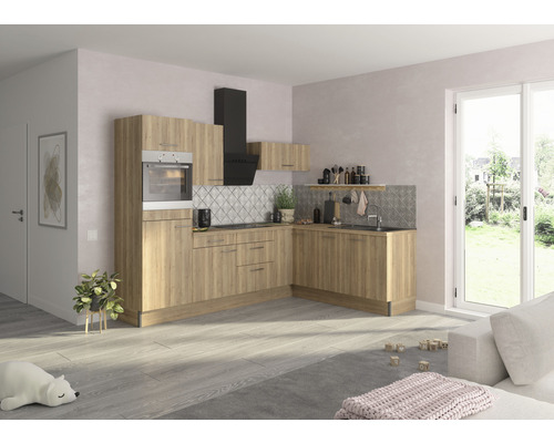 Moderne Küche mit Holzfronten, schwarzer Dunstabzugshaube und Fliesenrückwand in einem hellen Raum.