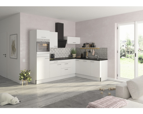 Kompakte Küchenzeile mit Einbaubackofen, Dunstabzugshaube und Spüle in einem hellen Raum