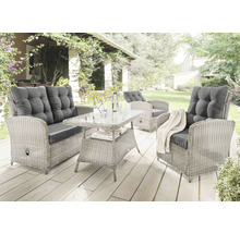Gartenmöbelset mit einem Sofa, zwei Sesseln und einem Tisch auf einer Terrasse.