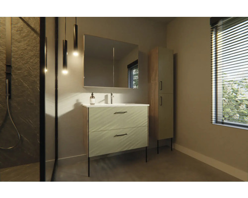 Badezimmer mit Waschtischunterschrank, Spiegelschrank und Hochschrank