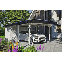 Carport aus Holz mit Geräteschuppen und geparktem Auto
