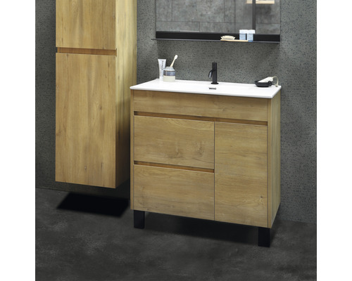 Badezimmer mit Waschtischunterschrank, Waschbecken und Hochschrank