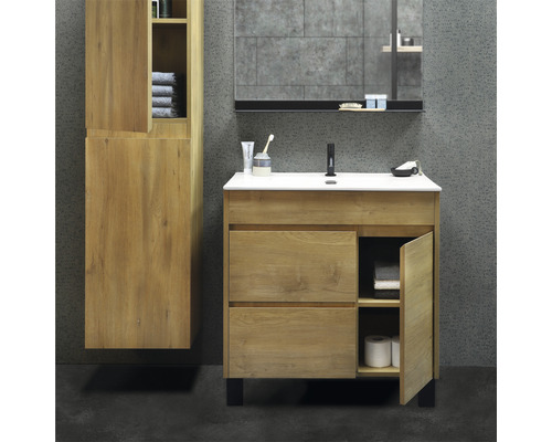 Badezimmer mit Waschtischunterschrank, Waschbecken, Spiegelschrank und Hochschrank in Holzoptik