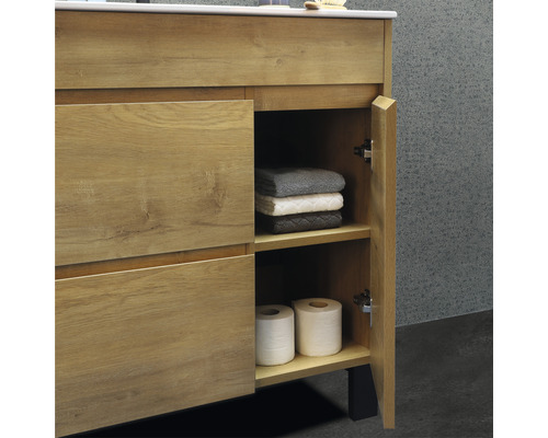 Badezimmerschrank mit geöffneter Tür, Handtüchern und Toilettenpapier