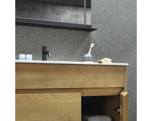 Badezimmer mit Waschtisch aus Holz, Aufsatzwaschbecken und Armatur