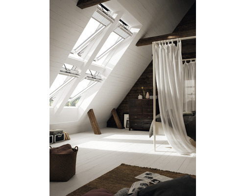 Helles Dachzimmer mit Dachfenstern, Kommode und Himmelbett