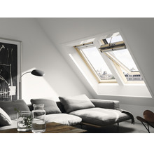 Wohnzimmer mit Dachfenstern, Sofa und Dekoration