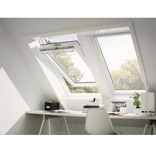 Zwei Dachfenster in einem hellen Arbeitszimmer mit Schreibtisch