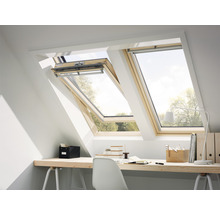 Ein Arbeitszimmer mit Dachfenstern, die Tageslicht hereinlassen.