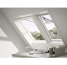 Zwei Dachfenster über einem Schreibtisch in einem hellen Raum.