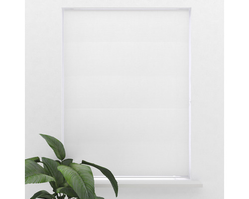 Fenster mit heruntergelassenem Rollo zur Verdunkelung