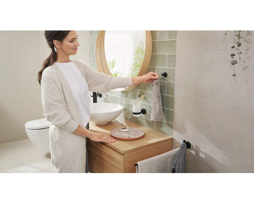 "Helles Badezimmer mit Waschtisch, Spiegel, Handtuchhalter und Toilette