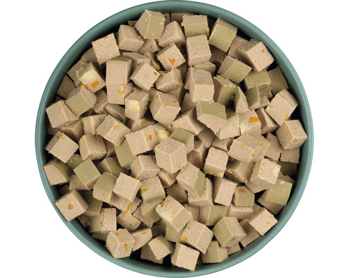 Schüssel mit gewürfeltem Nassfutter für Hunde