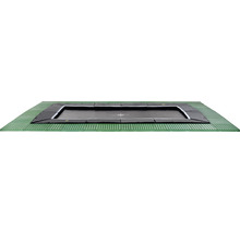 Rechteckiges Gartentrampolin auf grünen Bodenplatten