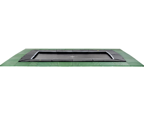 Rechteckiges Gartentrampolin auf grünen Bodenplatten