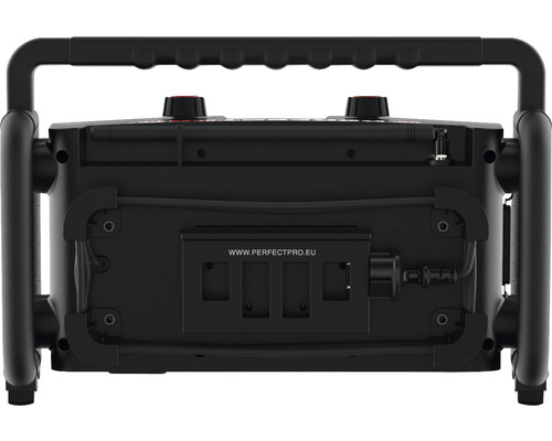 Rückansicht eines Baustellenradios mit Tragegriff und Bedienelementen