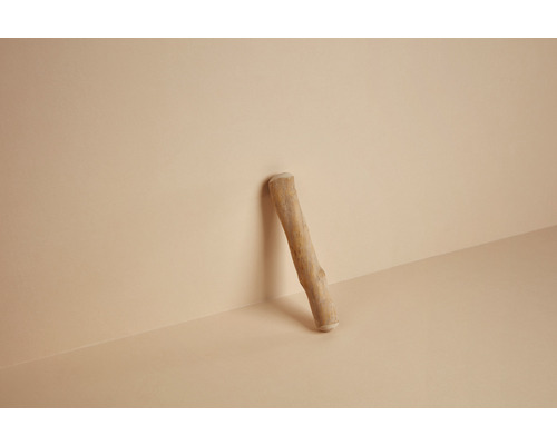 Holzstab lehnt an der Wand