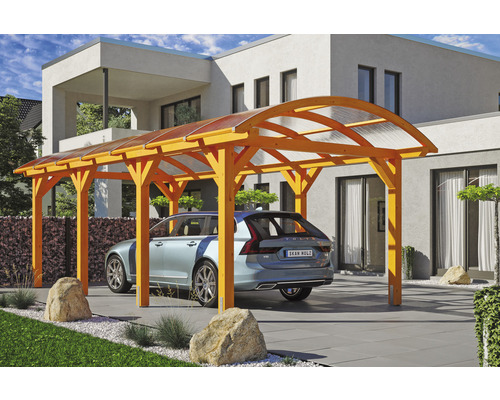 Carport aus Holz mit Auto vor einem Haus