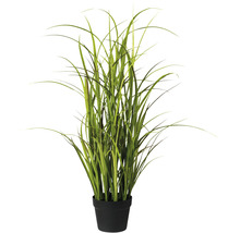 Künstliches Gras in schwarzem Topf