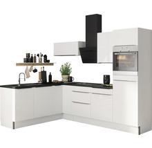 Moderne Küche mit weißen Schränken, schwarzer Arbeitsplatte und Dunstabzugshaube.