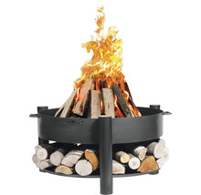 Feuerstelle mit Holz und Flammen