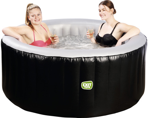 Aufblasbarer Whirlpool mit zwei Frauen, die Getränke halten.