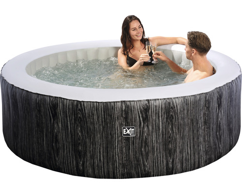 Aufblasbarer Whirlpool mit Holzoptik und zwei Personen mit Getränken