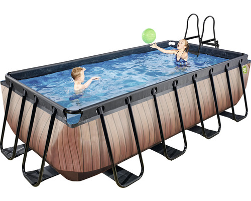 Rechteckiger Holzrahmenpool mit zwei spielenden Kindern und einer Leiter