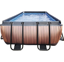 Rechteckiger Pool mit Holzverkleidung und Wasserfüllung