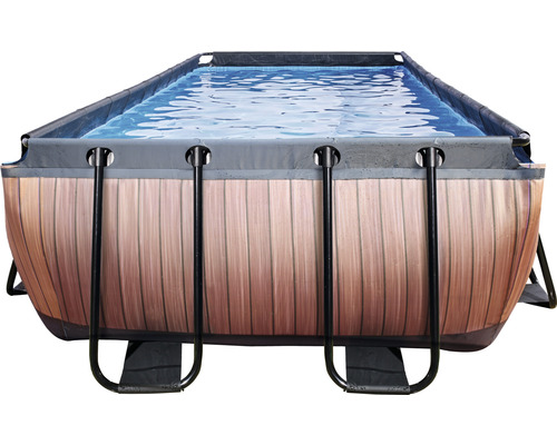 Rechteckiger Pool mit Holzverkleidung und Wasserfüllung