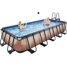 Rechteckiger Pool mit Holzoptik, zwei Personen und einer Leiter