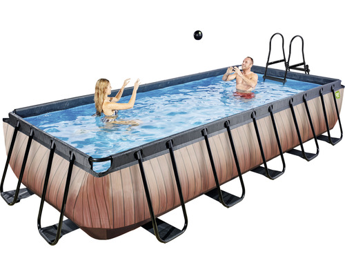 Rechteckiger Pool mit Holzoptik, zwei Personen und einer Leiter